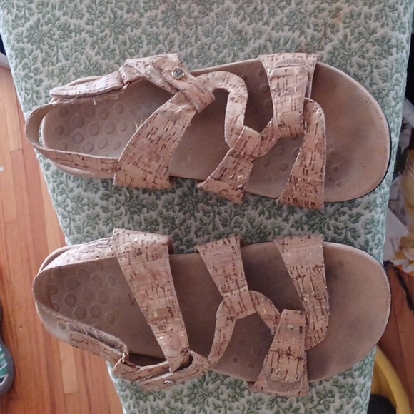 used vionic sandals